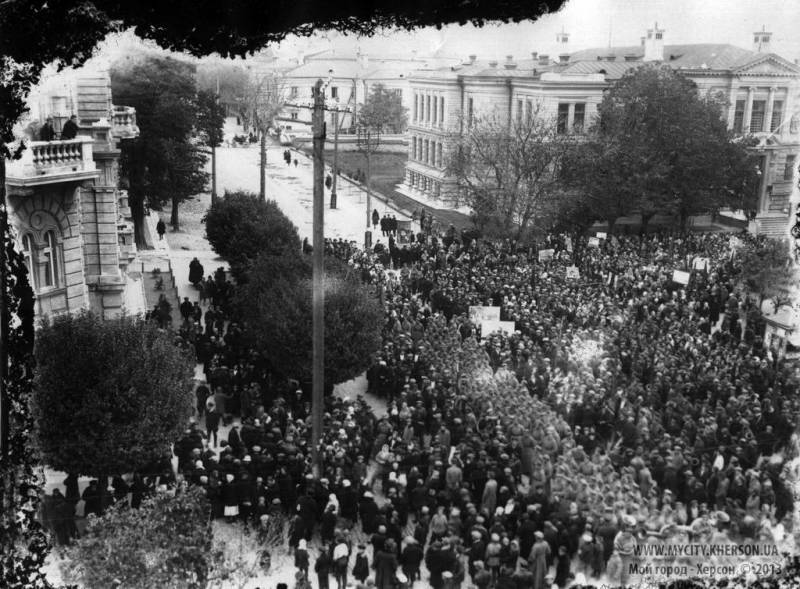 Торжественный митинг, посвященный 10 годовщине Великой октябрьской революции. Херсон, 1927 год.