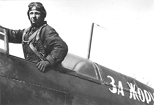 Лейтенант Н. З. Выдриган у своего самолета Як-7Б