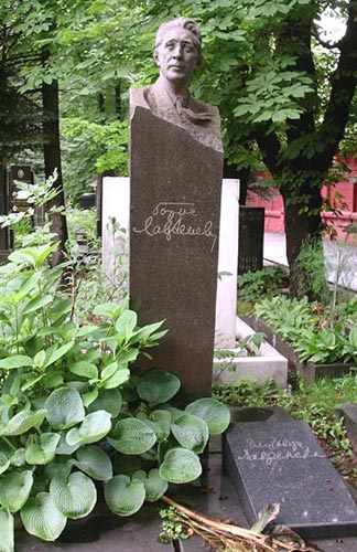 Памятник Б.А. Лавреневу в Москве на Новодевичьем кладбище