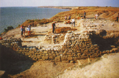 Южная стена домашнего святилища и строительные останки (на втором плане)
