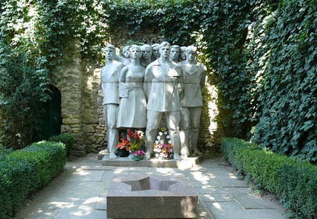 Памятник советским парашютистам, расстрелянным гитлеровцами в 1941 г. Аскания-Нова, 1981 г.