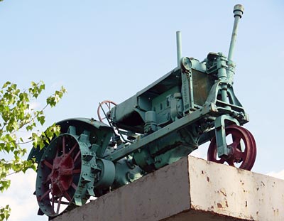 Памятник трактору "Универсал"
