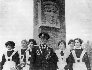Памятник Герою Советского Союза М. X. Губайдуллину. Дудчаны, 1981 г.