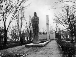 Памятник советским воинам, павшим при освобождения Геническа от немецко-фашистских захватчиков. 1981 г