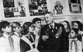 В. 3. Шептун рассказывает школьникам Херсонской средней школы № 36 о своих боевых подвигах. 1980 г.