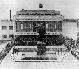Открытие памятника В. И. Ленину в пгт Ивановке 22 апреля 1983 г.