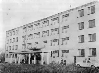Здание сельского профессионально-технического училища в пгт Ивановке. 1981 г.