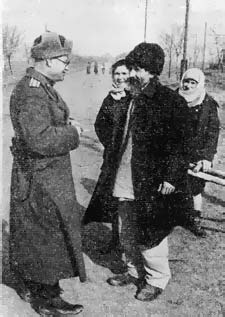 Писатель Б. Л. Горбатов на улицах освобожденного Херсона. Март 1944 г.
