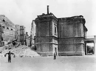 Здание Херсонского городского театра, разрушенное гитлеровскими оккупантами. 1944 г.