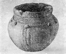 Глиняный сосуд эпохи бронзы (II тысячелетие до н. э.), найденный в кургане близ с. Красного. 1963 г.