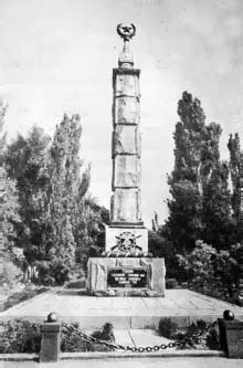 Памятник в честь героев гражданской и Великой Отечественной войн: в Новой Каховке. 1981 г.