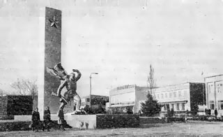 Памятник воинам-землякам, павшим на фронтах Великой Отечественной войны. Новотроицкое, 1981 г.