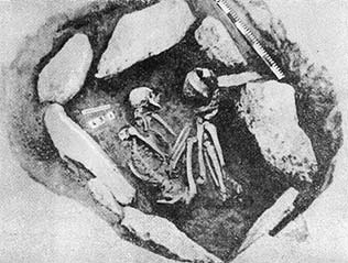 Погребение эпохи поздней бронзы (конец II тысячелетия до н. э.), раскопанное у с. Софиевки Каховского района.