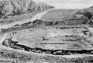 Каменная ограда (кромлех) под насыпью скифского кургана IV в. до н. эры.