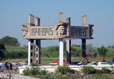 мемориальный комплекс в честь погибших воинов односельчан в Рыбальчем