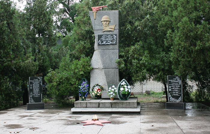 Памятник воинам-скадовчанам погибшим в Великой Отечественной войне