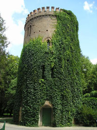 Водонапорная башня на территории дендропарка в заповеднике "Аскания-Нова" (источник paramio.com)