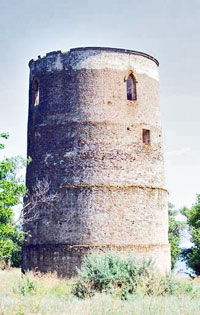 Сторожевая башня в с. Веселое. XIV в., надстройка конца XIX в. (источник panoramio.com)