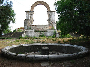 Руины Вознесенского собора (1886- 1893) и фонтан начала XX века Бизюко­ ва монастыря. (источник paramio.com)