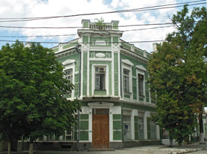 В двухэтажном здании № 30, построенном в стиле неоампира в начале XX века, находилась мануфактура братьев Каменских