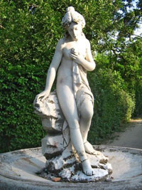 Скульптура «Купальщица» в парке имения Фальц-Фейнов. (источник paramio.com)