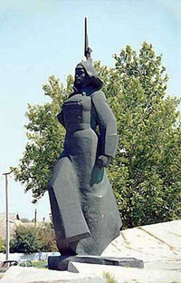 Памятник девушке в шинели под Каховкой (источник paramio.com)