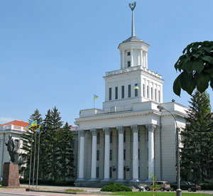 Здание горисполкома в Новой Каховке (источник paramio.com)