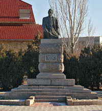 Памятник наркому Цюрупе в г.Цюрупинске (источник paramio.com)