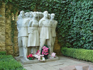 Мемориал погибшему от рук фашистов советскому десанту на территории дедропарка "Аскании-Нова" (источник paramio.com)