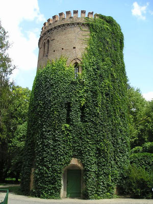Водонапорная башня в дендропарке (источник www.panoramio.com)