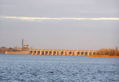 Каховская ГЭС (источник www.panoramio.com)