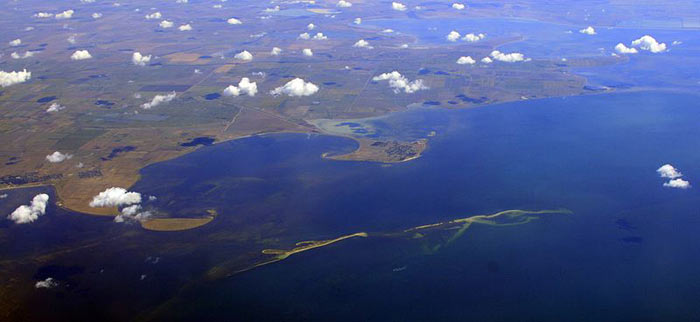 Вид на приморскую часть Каланчакского района с высоты нескольких километров (источник ru.wikipedia.org)