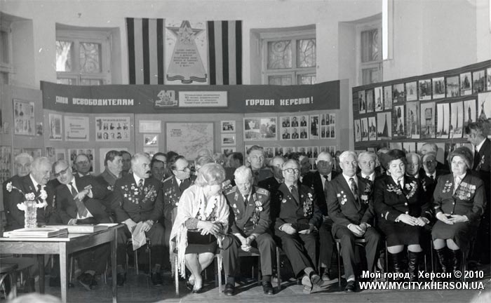 Ветераны ВОВ на фотовыставке проходившей в Екатерининском соборе, 1985 год.