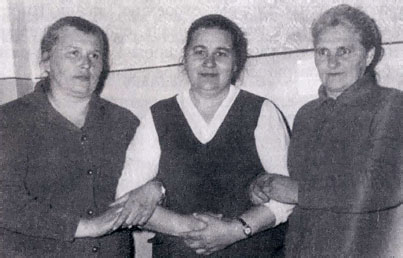 Клава Крикуненко (в центре) со своими сотрудницами. 1971 г.
