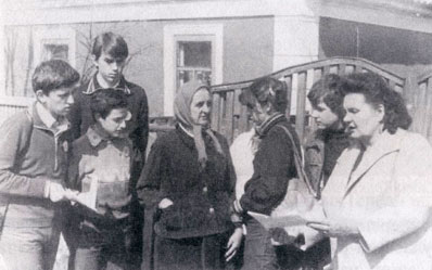 Группа ребят из Николаевского кружка «Журналист» беседует с моей мамой - Анной Семеновной (в центре) и сестрой Валентиной Кутковой (по мужу). Приезжали несколько раз. Май 1983 г.