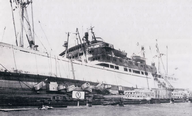 Вот так выглядел после пожара «Партизан Бонивур» с многотонными бетонными массивами на борту. Херсонский морпорт, март 1982 года.