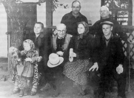 Остап Вишня (в центре) любил «погомоніти» с крынчанами. Сентябрь 1956 г.