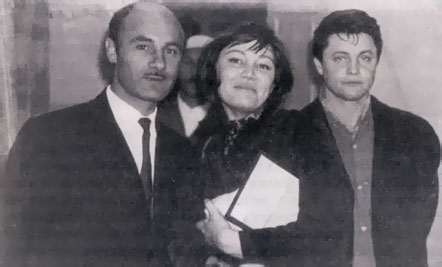 Я (слева) с Ларисой Лужиной и Романом Хомятовым. Сзади нас подпирает Станислав Говорухин (в белой кепочке). Ну кто тогда мог подумать, что он рванет так вперед? И в кино. И в политике. Ноябрь 1967 г.