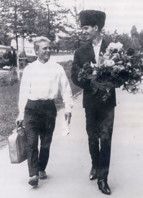 Анатолий Барыгин и Махмуд Эсамбаев после концерта. Херсон, май 1964 г.
