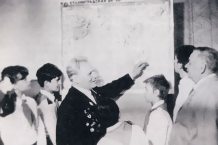 Григорию Егоровичу (в центре), участнику Сталинградской битвы с ее первого и до последнего дня, было о чем рассказать и взрослым и детям. Херсонский Дворец пионеров. Февраль, 1990 год