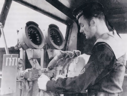 На ходу корабля я, как электрик-штурманский, большую часть времени находился на ГКП (главном командном пункте), рядом с командиром. Так что все происходило на моих глазах. Черноморский ВМФ, сентябрь 1958 г.