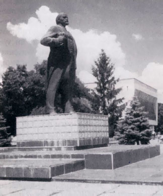 Хорошую память своим землякам в Цюрупинске оставил скульптор Анатолий Шаталов. Апрель 2006 г.