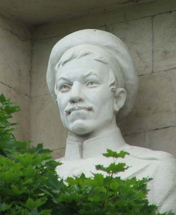 Статуя матроса Петра Кошки. Здание Севастопольской панорамы